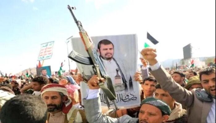 حشود اليمنيين دعماً لابناء غزة ورفضًا لجرائم الاحتلال.. الحوثية تستغل التعاطف الشعبي مع غزة لانتزاع عهد الولاء والطاعة لزعيمها