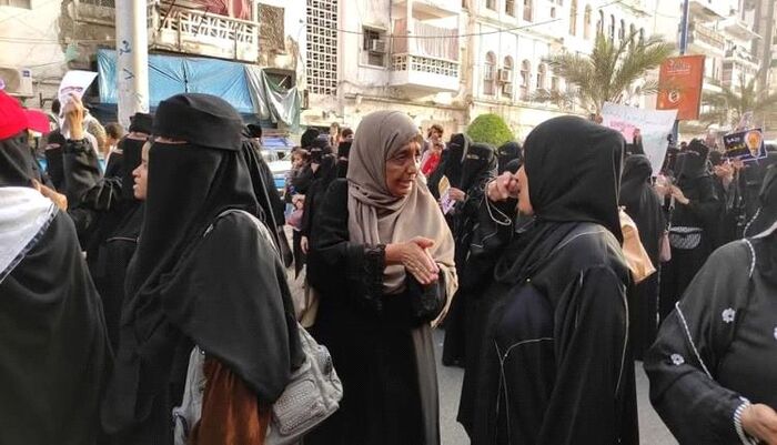 مظاهرة في قلب كريتر | غضب نساء عدن ينفجر في الشارع..  تندد بالجوع والظلام والفساد