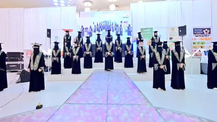 عقوبة جماعية | الطالبات ضحية لصراعات وابتزاز ايدلوجي مفضوح لمجرد وقوف الطالبات لثوانٍ .. الحوثي تحرم خريجات الإعلام بجامعة صنعاء من شهاداتهن بذريعة مخالفة "الإجراءات الإيمانية"