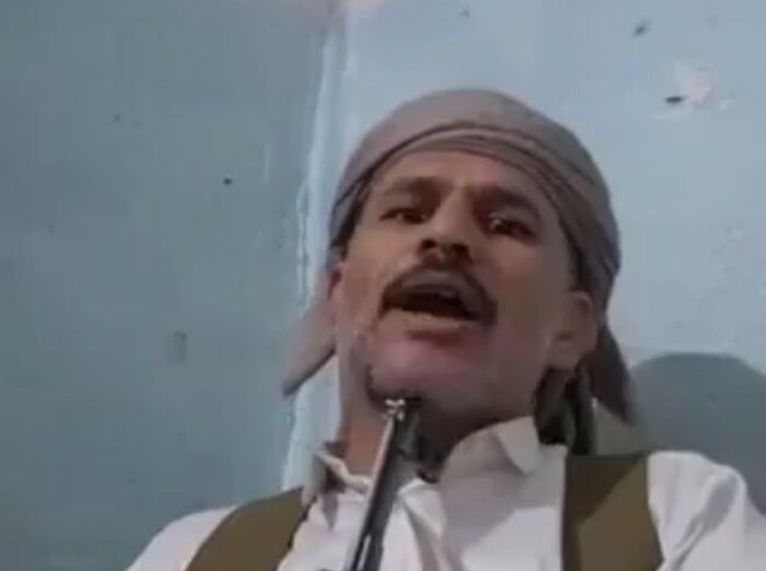 شاهد | شاعر ‎حوثي من صعدة يهدد بالانتحار بعد 3 ايام احتجاجاً على نهب ممتلكاته | فيديو