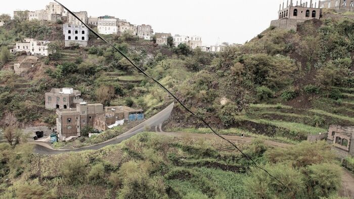من إب .. شاب يُنهي حياته شنقاً بعد زيارة والده المختطف في سجون الحوثيين بالمدينة