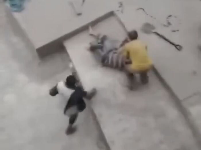 شاهد | كاميرا العائلة توثق اللحظة الأخيرة .. خلاف على فناء يتحول إلى جريمة قتل أسرية مروعة في ظل فوضى حوثية قضائية وأمنية | فيديو وتفاصيل