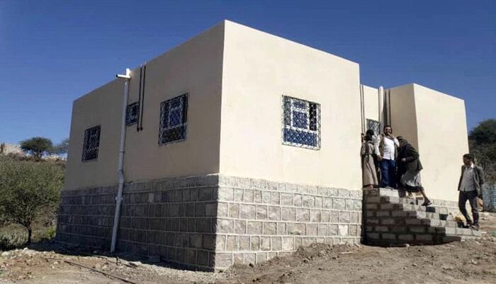 في محيط صنعاء | فضيحة التمييز الحوثي: وحدات سكنية على أراضي منهوبة حكرٌ لسلالة عبد الملك والفقراء بالعراء