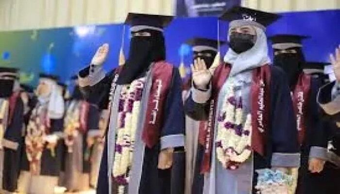 في جامعة إب .. مسلح حوثي يقتحم حفل تخرج طالبات ويفتش ملابسهن