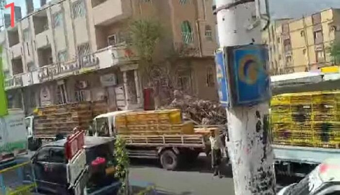 تصاعد الغضب الشعبي في تعز | سائقو الدواجن يثورون.. مظاهرة غاضبة ضد الجبايات وابتزاز النقاط الأمنية