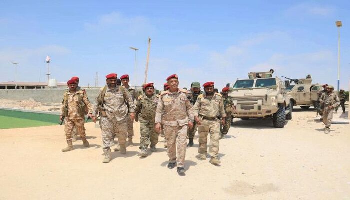 بعد الاحداث الاخيرة في المحافظة .. مسؤول عسكري بارز يصل المهرة للوقوف على تطورات الأوضاع الأمنية والعسكرية