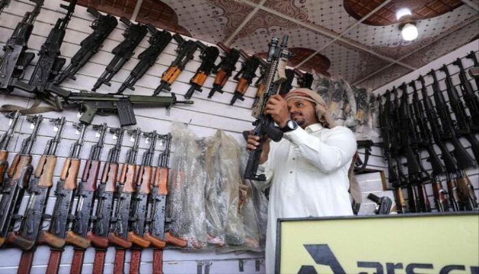 على 197 حساباً .. تجار حوثيين يستخدمون هذه التطبيقات لبيع الأسلحة الأمريكية