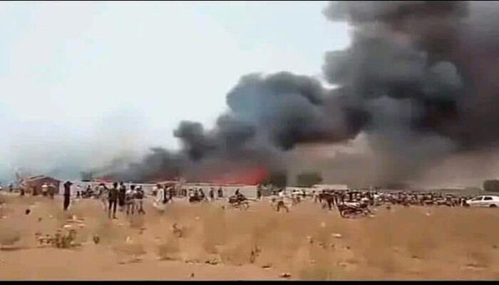 في الحديدة | صراخ النساء مزّق السماء.. حريق يلتهم 18 منزلًا ويشرد عشرات الأسر وسط صمت حوثي قاتل