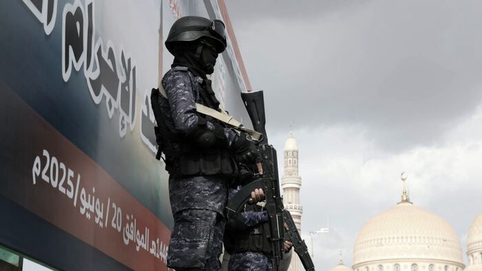 إغلاق واستحواذ.. مسلسل لا يتوقف| من إب إلى صنعاء وتعز.. حملة حوثية شرسة تلتهم ما تبقى من أنفاس الاقتصاد |بيئة طاردة واقتصاد في موت سريري