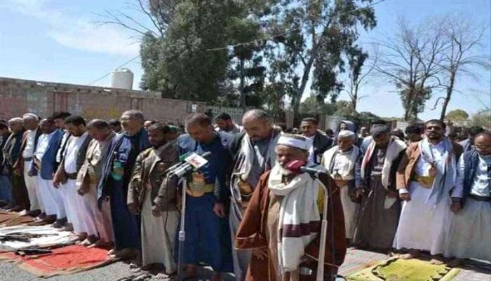 الاستعراض الاعلامي | العمري يفضح حقيقة صلاة الاستسقاء في صنعاء: "الناس خرجوا يشتوا مطر.. والهوامير خرجوا يتصوروا"