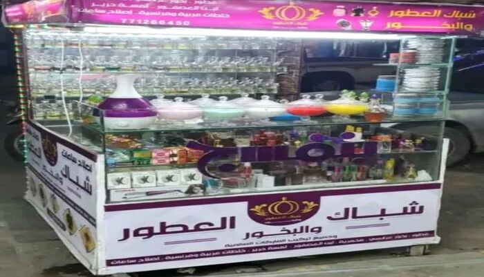 في صنعاء | معلم نازح من تعز يهدد بإشعال النار في كشكه بشارع هائل احتجاجاً على هذه القرارات