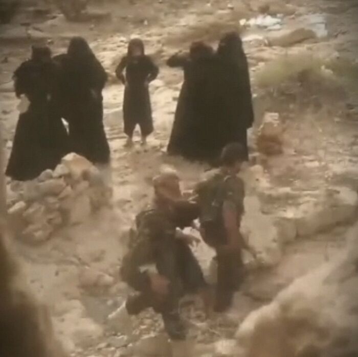 شاهد | حملة حوثية مسلحة في الجوف.. مداهمات لبيوت آل بطحان وتفتيش مهين للنساء | فيديو وتفاصيل