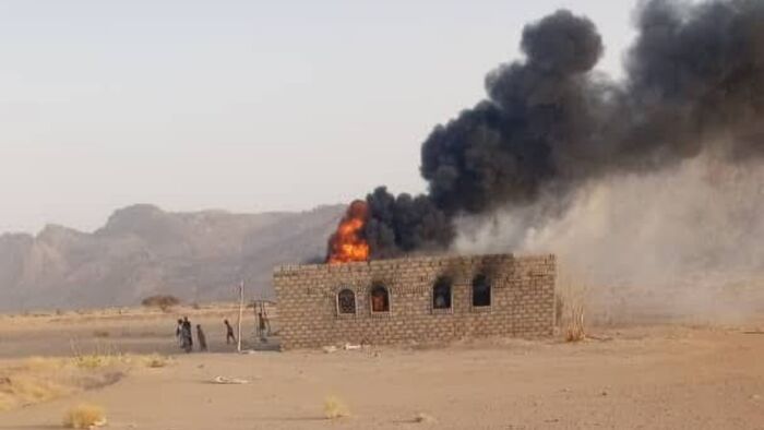 شاهد | مواجهات (حامية الوطيس) في الجوف .. قتلى وجرحى باشتباكات قبلية مع الحوثيين إثر إحراق منزل مواطن باليتمة | صور وتفاصيل