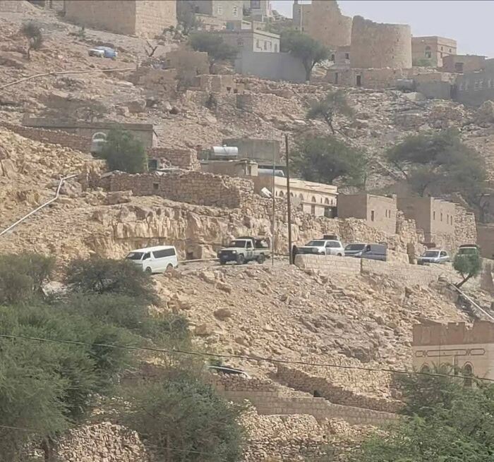 ضمن حملة امنية مشددة | الحوثيون يفرضون حصاراً مسلحاً على "بيت سران" في عمران رغم تسليم متهمين