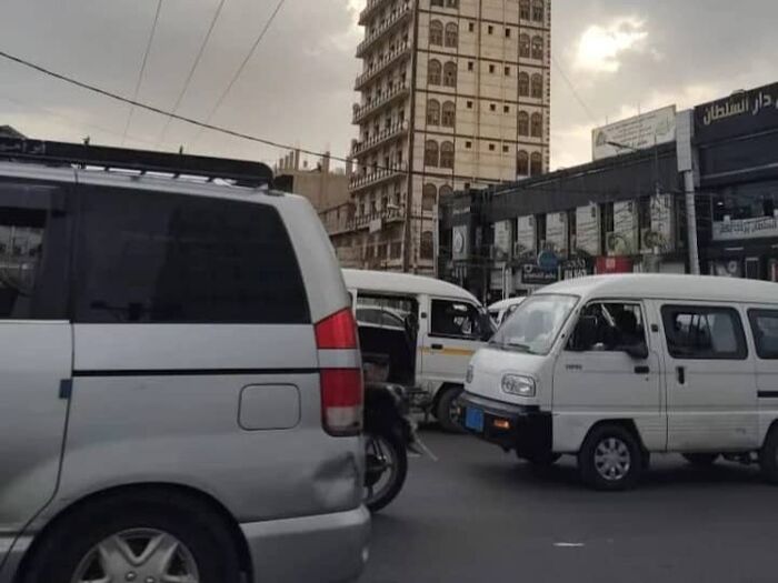 في صنعاء | المليشيات تحاصر منزل احد مشايخ الحداء عقب مقتل مسلح حاول اقتحام المنزل | اسماء وتفاصيل