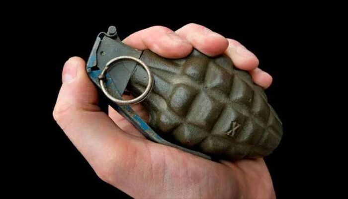 في ذمار .. مسلحون حوثيون يهاجمون منزل مواطن بقنبلة يدوية وسط انفلات أمني متصاعد