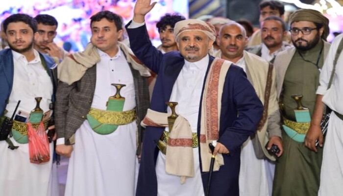 رسالة استفزازية وهواجس داخلية | وقفات مسلحة أمام منازل مشايخ حاشد وبكيل.. الحوثيون يرفعون منسوب التوتر القبلي