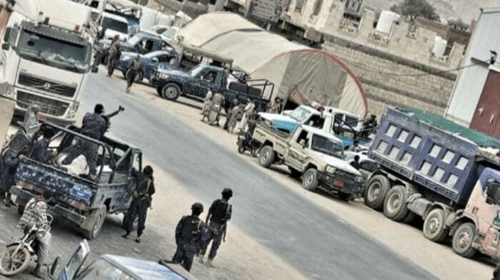 شاهد | تاجر يُضرم النار في جسده امام محكمة بصنعاء احتجاجاً على جبايات الحوثيين | فيديو