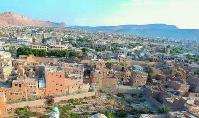 شاهد | تاجر من صعدة يتجرد من ملابسه مناشداً الحوثيين إطلاق سراح شقيقه المختطف | فيديو وتفاصيل