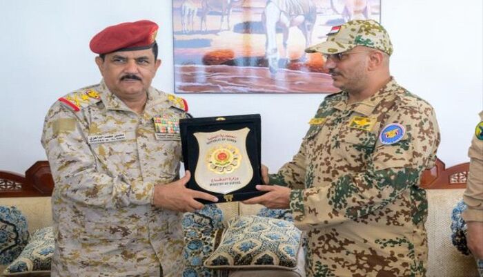 شاهد | وزارة الدفاع اليمنية تكرم قائد قوات المقاومة الوطنية طارق صالح
