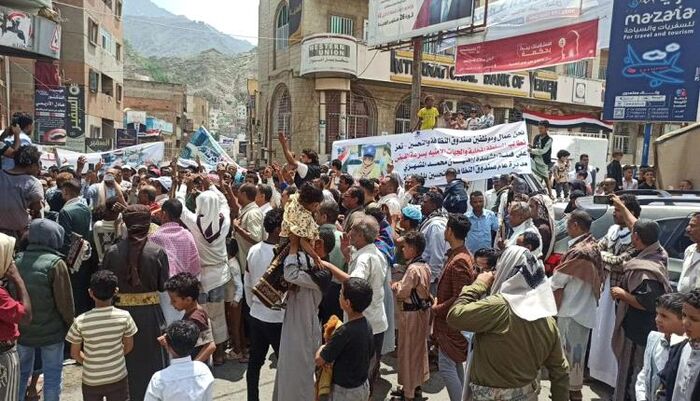 في تعز .. غضب شعبي عارم ومظاهرات حاشدة تضع قيادات الأمن والعسكر في قفص الاتهام بعد اغتيال المشهري