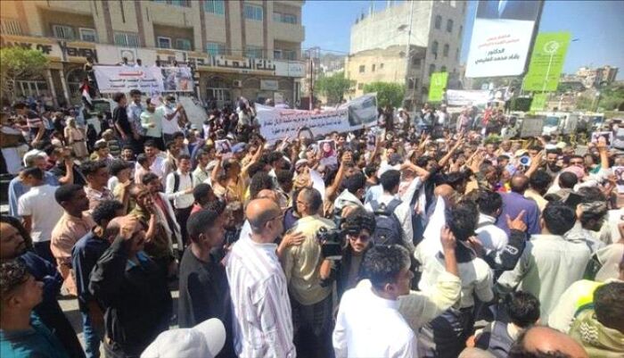 نداء عاجل.. دعوة إلى انتفاضة شعبية في تعز لقلع رؤوس الإخوان والمدينة تشهد اليوم اول انتفاضة غضب