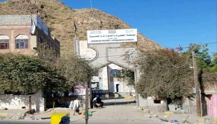 في تعز .. إصدار بطاقات وجوازات سفر مزوَّرة لمتورطين بجرائم قتل واحتجاجات بالمدينة وتصريحات مكررة للمحافظ لامتصاص غضب الشارع