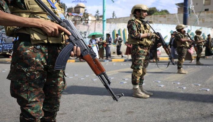 حالة طوارئ غير مسبوقة | رعب المخابرات يسيطر على صنعاء.. الحوثي ينشر رجال ونساء في الشوارع