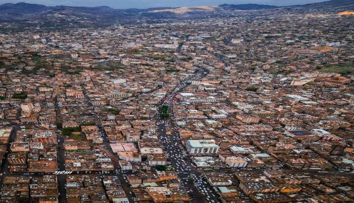 من توزيع الغاز إلى اقتحام المنازل ومن حماة الحارات إلى جلادي المواطنين.. العُقال يتحولون إلى أدوات فساد وجباية ووشاية في تعز والشرطة… من الحماية إلى الابتزاز