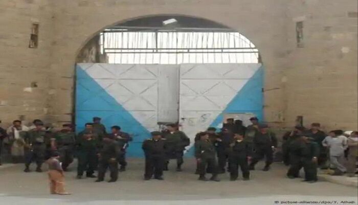 مشهد يكشف سياسية التضليل التي تمارسها الجماعة| وعود حوثية كاذبة تزيد معاناة أسر المعتقلين في صنعاء