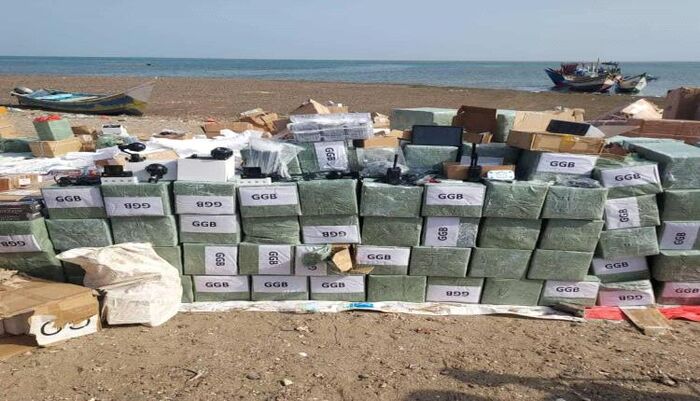 شاهد | ضبط قارب يحمل معدات طائرات مسيرة وأجهزة مراقبة وتجسس حوثية | صور وتفاصيل