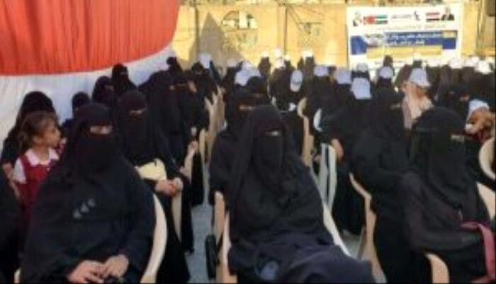 اثارت موجة غضب واسعة بالمدينة .. ناشطة إخوانية تُقيم حفل أمام جامعة تعز برعاية مطلوب في اغتيال إفتِهان المشهري