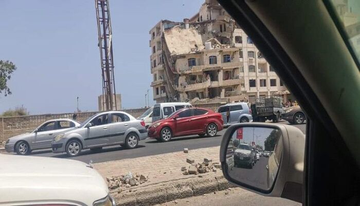 حالة ذعر في عدن | مواطنون يناشدون الأمن لإنقاذهم من مختلٍّ عقلي يهاجم المارة ويعتدي على فتاة بالشارع العام