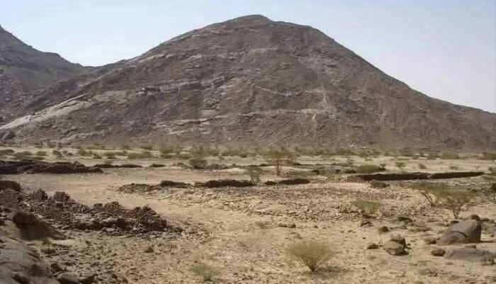 حقيقة ما تم تداوله في وسائل التواصل والاعلام .. المساحة الجيولوجية توضح طبيعة المعادن الاستراتيجية المتواجدة في جبل النار بالمخا