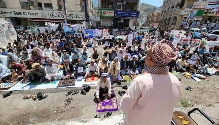مدعومة من مخابرات اجنبية - الصامت يكشف الانحياز الإعلامي لقنوات الإخوان في تعز ويفضح تجاهل مطالب المحتجين بساحة العدالة