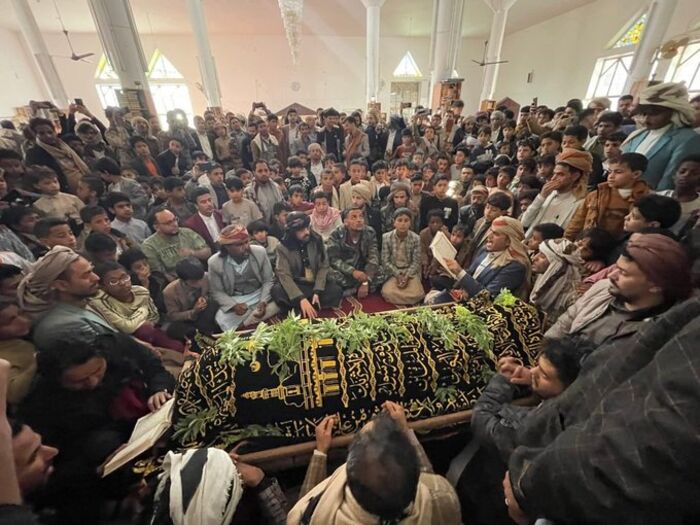 بمراسم دفن وحضور جماهيري كبير .. تشييع مهيب لجثمان الفنان الشعبي علي عنبه في صنعاء