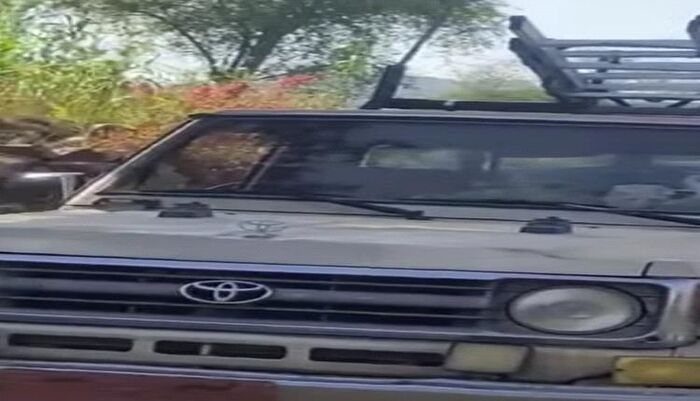 في المحويت .. حوثيون يقتلعون كابلات الاتصالات بالرجم لبيعها بالكيلو