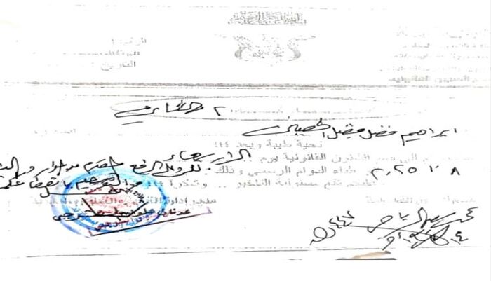 كسر قلم.. صحفي يُعاقب بخصم راتبه بسبب جرأته في إمارة الشماتتين بريف تعز الجنوبي