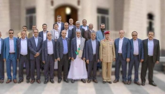 ديكور سياسي .. صراع حوثي في صنعاء يعرقل تشكيل حكومة جديدة والسلطة بيد المشرفين ومخاوف من الاختراقات الامنية والاستخباراتية