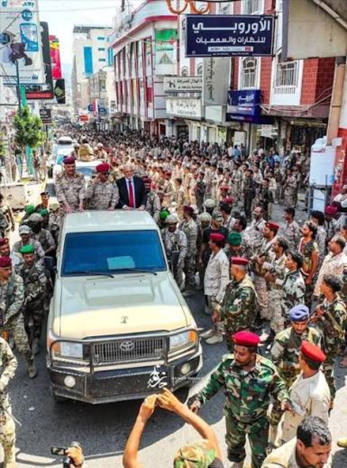 شاهد | وزير الدفاع وسط جيش شعبي في تعز .. تعزيزا لتمرد محور طيور الجنة..؟!