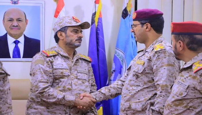 شاهد | خلال لقاء قائد حوثي منشق.. الجيش اليمني يجدد دعوته للحوثي لترك السلاح وإيقاف جرائمه