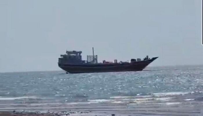 شاهد | ضبط سفينة إيرانية تحمل أسلحة ومنتجات ايرانية الصنع للحوثيين قرب باب المندب.. صور