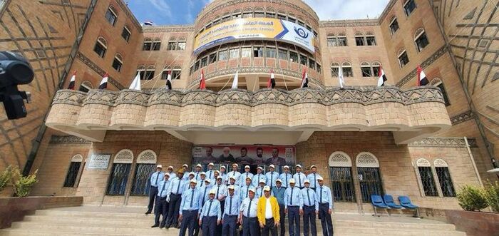 شاهد | مسؤول من مقر عمله بصنعاء يكشف فضيحة حوثية ضخمة بـ7 مليارات ريال