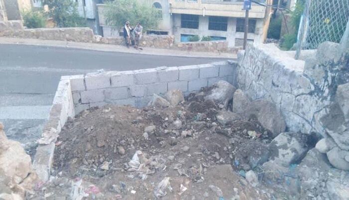 اصوات غاضبة | فوضى تعز.. استمرار عبث بنقل محول كهربائي إلى رصيف شارع عام رغم قرارات الإزالة