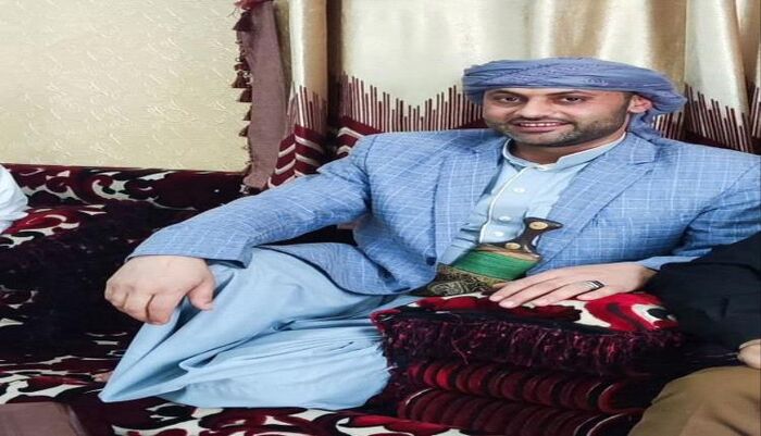 في إب .. المليشيات تداهم منزل العقاب وتصادر ممتلكاته وتقتاده بطريقه مهينة إلى المجهول