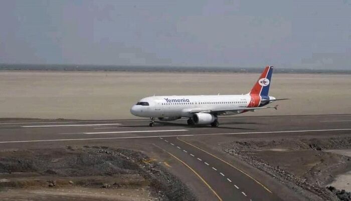 اليوم | أول طائرة للخطوط الجوية اليمنية تهبط في مطار المخا الدولي
