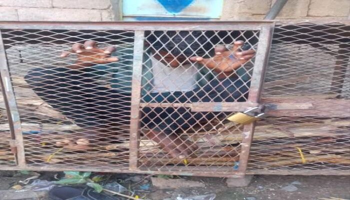 في حجة | مشرف حوثي يسجن طفل في قفص حديد ضيق لا يصلح للحيوانات لأكثر من 13 ساعة | شاهد