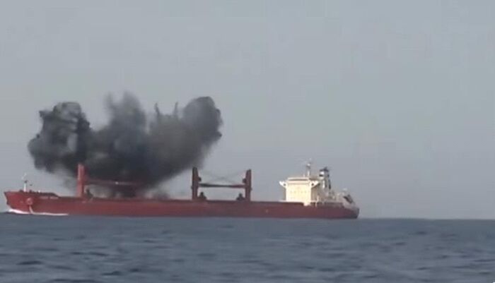 قذائف الحوثي تصل إلى بحر الصومال.. هجوم غامض يكشف تحالف الإرهاب العابر للبحار