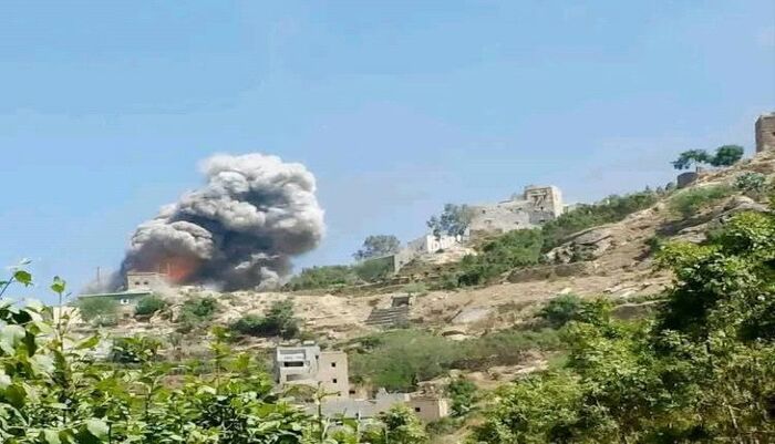 في صعدة .. غارة جوية تستهدف موقعا يتواجد فيه عبدالملك الحوثي والجماعة تتهم موظفين أمميين بتحديد المكان