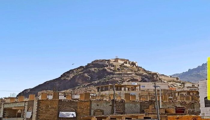 في تعز .. مواطنة تناشد المحافظ إعادة منزلها المحتل منذ سنوات